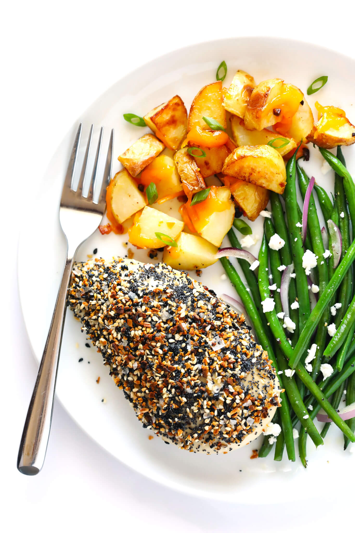 This "Everything" Chicken recipe is made with yummy everything bagel seasoning, and baked in the oven to juicy, tender, delicious perfection. It's an easy and gluten-free dinner idea that everyone will love, especially with those garlic, poppyseed, sesame flavors! | gimmesomeoven.com
